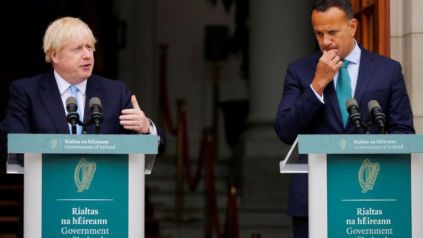 Thủ tướng Anh Boris Johnson (trái) phát biểu cùng Thủ tướng Ireland Leo Varadkar tại Dublin ngày 9/9. Ảnh: Reuters