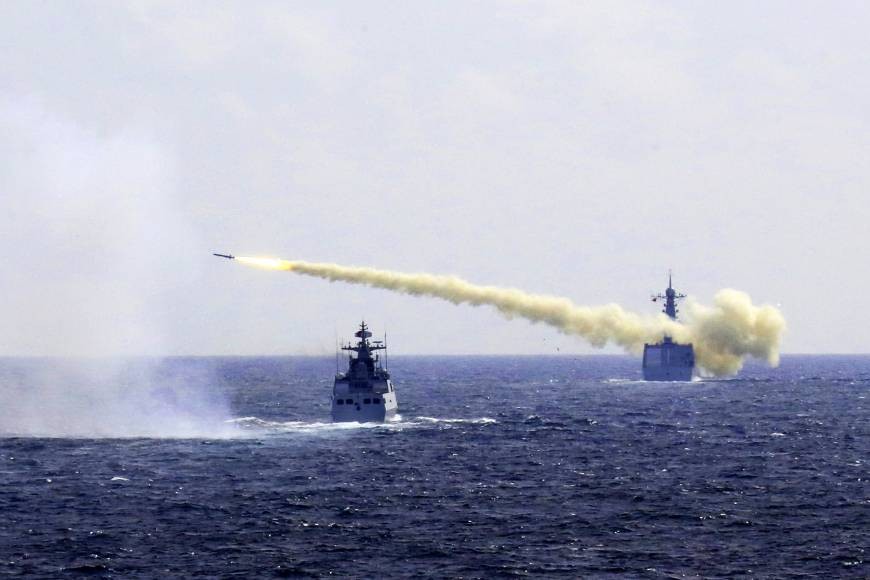 Hải quân Trung Quốc tập trận bắn đạn thật trên biển Hoa Đông Ảnh: AP