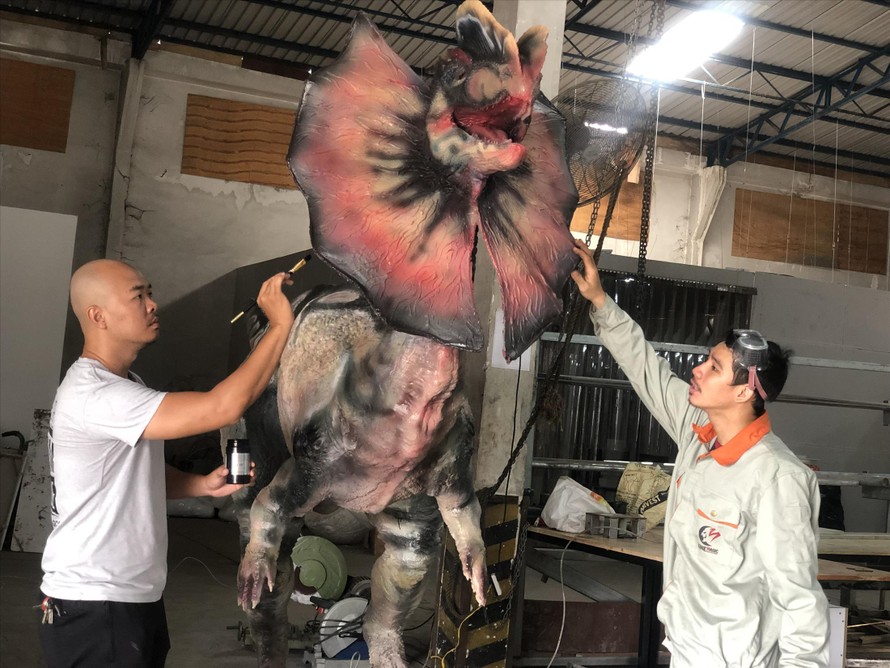 Nhóm CineMagic đang hoàn thiện một “em” khủng long khổng lồ 