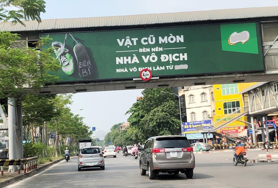 Biển quảng cáo của Vinasing tại cầu vượt Giải Phóng - trước Bệnh viện Bạch Mai vừa hết phép và sẽ không được cấp lại trong thời gian tới