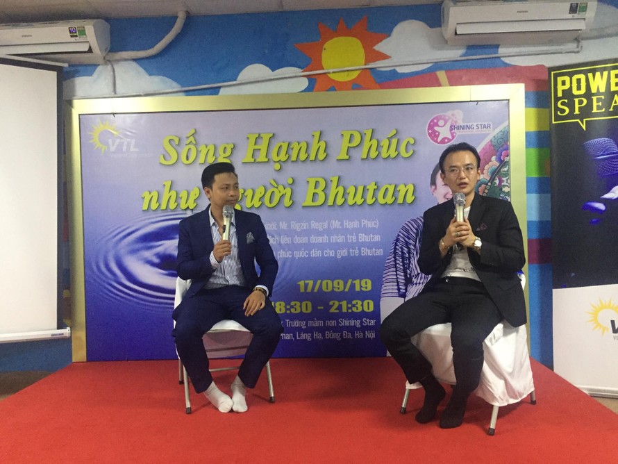 Rigzin Regal (phải) tại cuộc nói chuyện “Sống Hạnh phúc như người Bhutan”