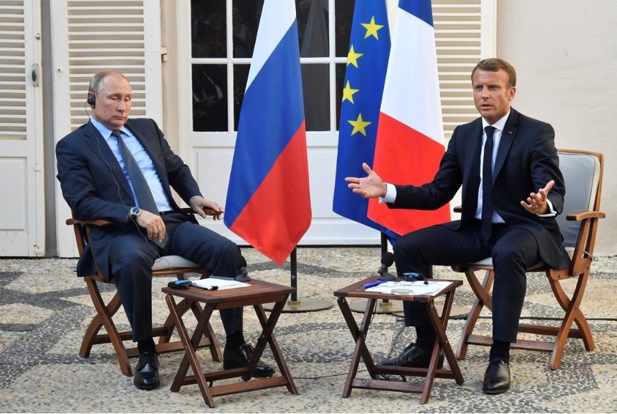 Tổng thống Pháp Macron (phải) gặp gỡ Tổng thống Nga Putin hôm 19/8 tại một địa điểm thuộc miền nam nước Pháp Ảnh: Pool/Reuters