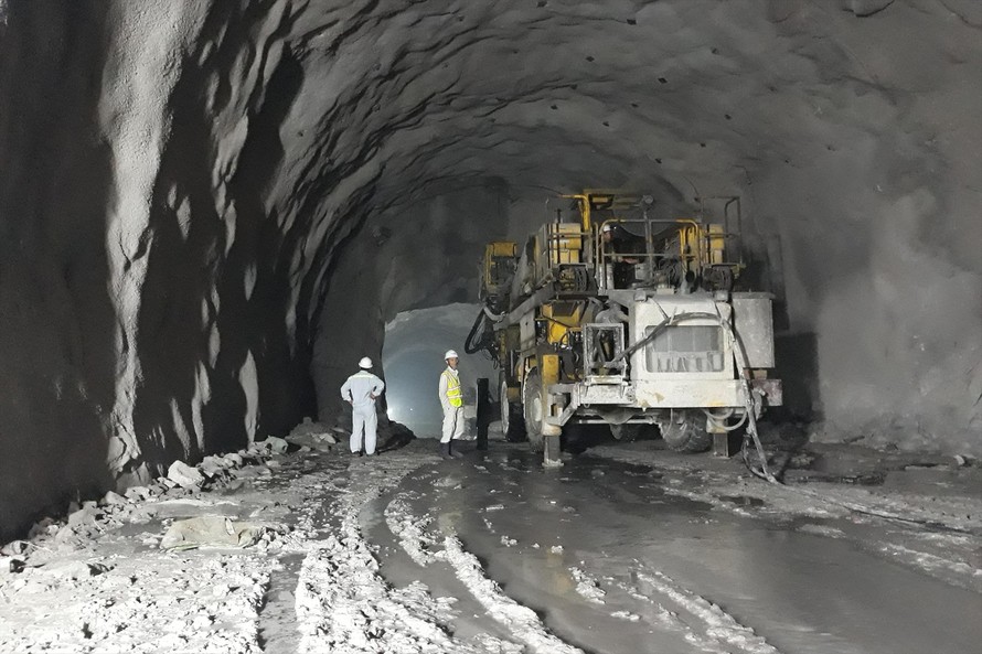 Đơn vị thi công thực hiện phun vỏ hầm Hải Vân 2 ở những nơi đã hoàn tất công tác đào khoan xong vòm hầm