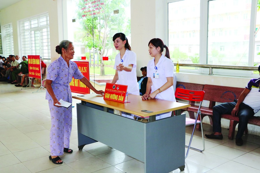 ĐVTN Bệnh viện Đa khoa Hà Tĩnh hướng dẫn người bệnh