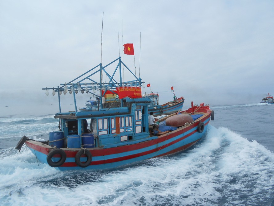Ngư dân Việt Nam đánh cá trên biển Đông thường xuyên bị lực lượng Hải cảnh của Trung Quốc ép, đe dọa. Ảnh: Hồng vĩnh