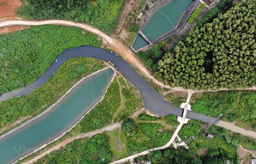 Nguồn nước sông Đà bị ô nhiễm - Ảnh: PV