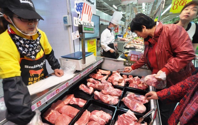 Mỹ muốn Trung Quốc ngay lập tức tăng mua nông sản Mỹ. Trong ảnh: Người dân thành phố Trịnh Châu, Hà Nam mua thịt lợn nhập khẩu từ Mỹ trong siêu thị Ảnh: chinaplus.cri.cn