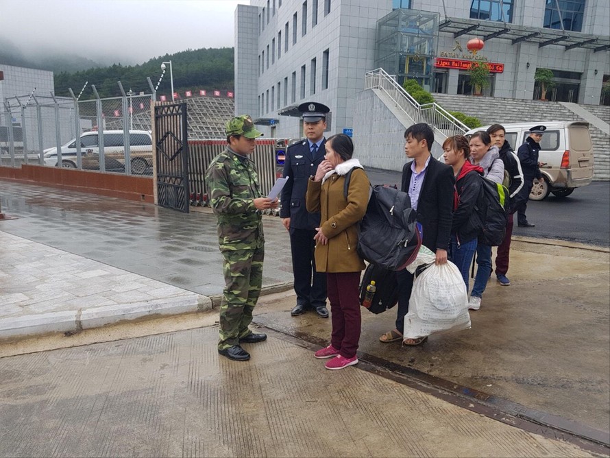 Biên phòng Lạng Sơn tiếp nhận nhiều lao động xuất cảnh trái phép do Trung Quốc trao trả Ảnh: Duy Chiến 