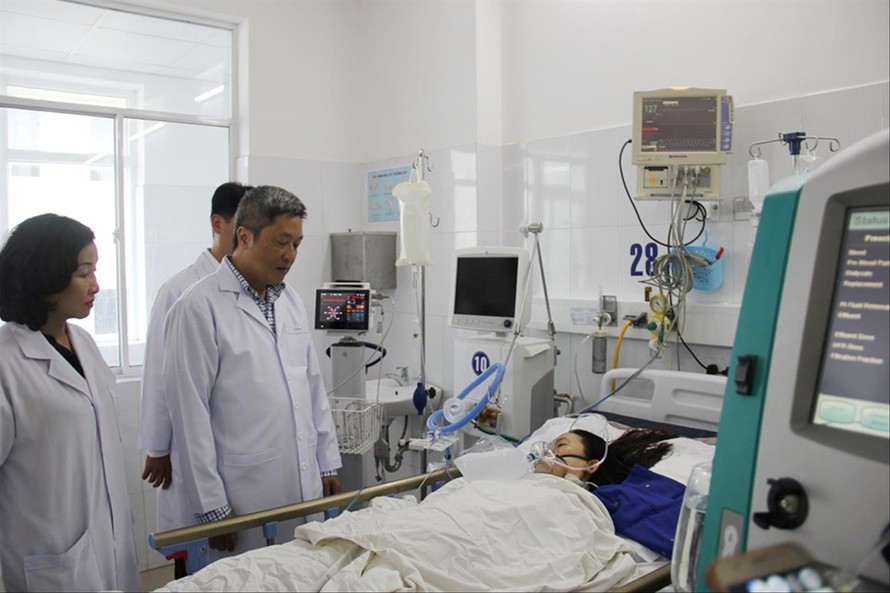 Thứ trưởng Bộ Y tế Nguyễn Trường Sơn thăm sản phụ N.T.H đang điều trị tại bệnh viện Đà Nẵng Ảnh: T.T
