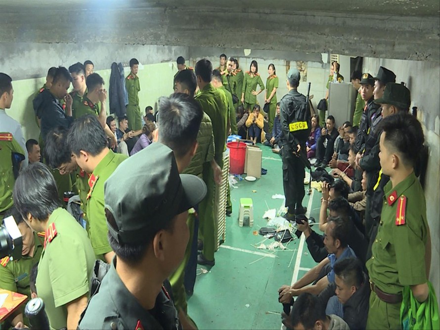 Cảnh sát vây ráp, bắt 52 đối tượng trong sới bạc ở Vĩnh Phúc