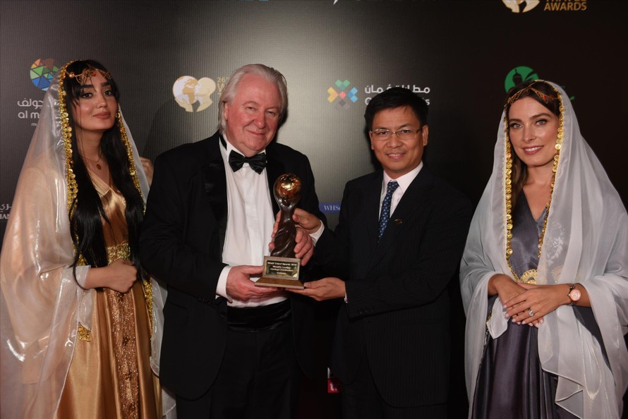 Ông Đinh Ngọc Đức, Vụ trưởng Vụ Thị trường du lịch nhận giải thưởng Điểm đến di sản hàng đầu thế giới 2019 