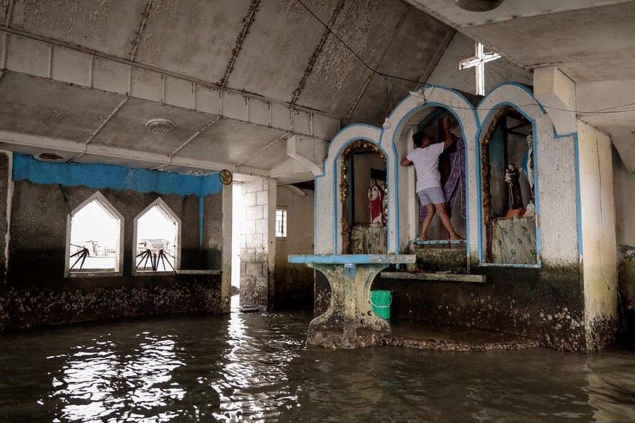 Nhà thờ ở làng Sitio Pariahan nay thường xuyên trong tình trạng ngập lụt Ảnh: Getty 