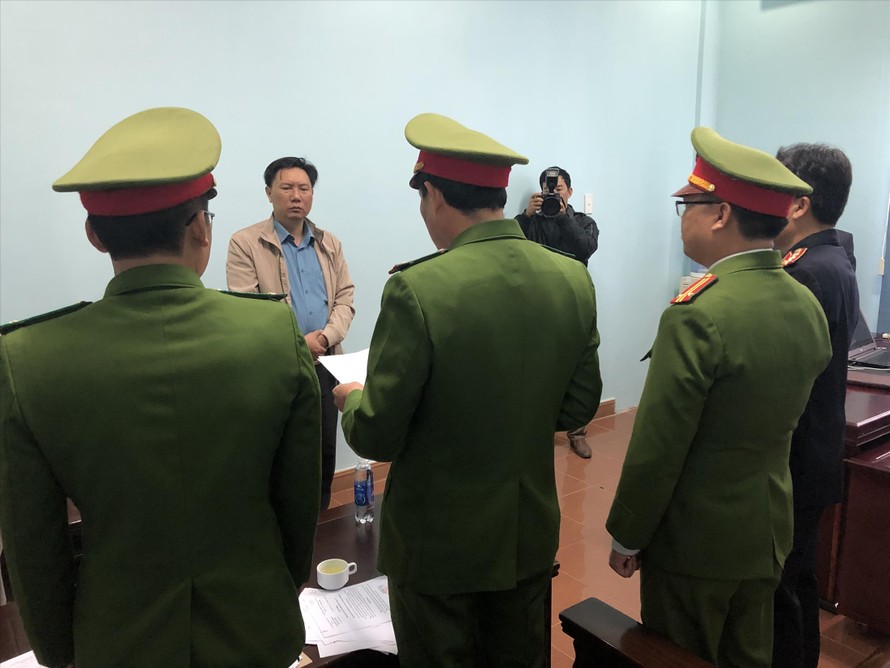 Công an đọc lệnh khởi tố và bắt giam đối với ông Lê Anh Tuân (phó giám đốc) tại trụ sở làm việc 