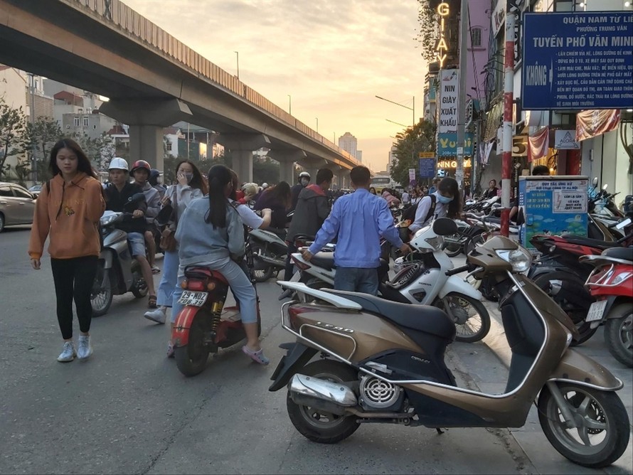 Dù có biển bảng cấm nhưng các hộ kinh doanh vẫn vô tư chiếm vỉa hè thành nơi giữ xe trên đường Nguyễn Trãi ảnh: Võ Hóa 