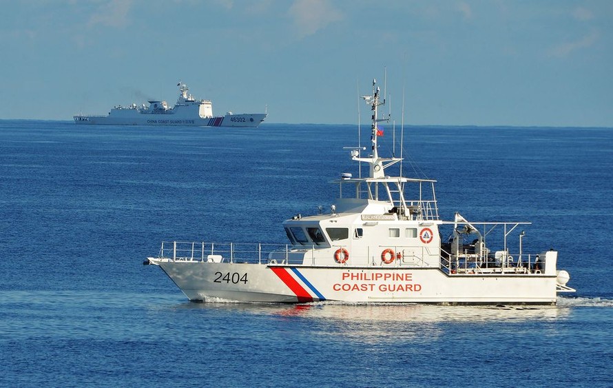Tàu cảnh sát biển Philippines (phải) đang diễn tập tìm kiếm, cứu nạn với tàu cảnh sát biển Mỹ gần bãi cạn Scarborogh ở biển Đông, trong khi tàu hải cảnh Trung Quốc (trái) đang dòm ngó (ảnh chụp ngày 14/5/2019)Ảnh: Getty 