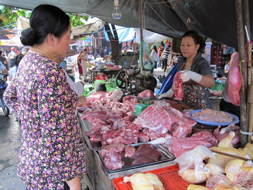 Bộ NN&PTNT báo cáo Thủ tướng và kiến nghị cho nhập khẩu để bù đắp lượng thịt lợn thiếu hụt trong nước. Ảnh: Bình Phương