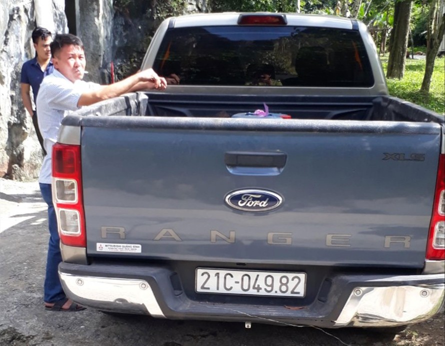 Đối tượng Bùi Ta Boong và chiếc xe chở 6kg thịt ĐVHD vừa bị Kiểm lâm VQG Phong Nha – Kẻ Bàng bắt giữ tại trạm Kiểm lâm số 6