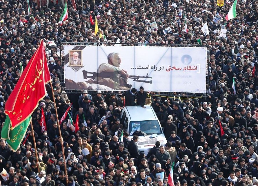 Đám đông tham gia tang lễ tướng Soleimani trên đường phố Tehran. Ảnh: Getty