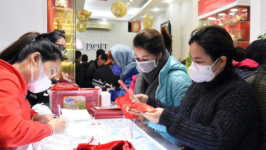 Người dân đi mua vàng ngày "Vía thần tài" tại cửa hàng trên đường Trần Nhân Tông, Hà NộiẢnh: mạnh thắng 