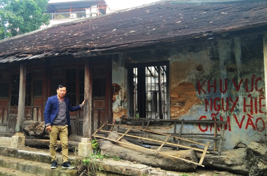Tác giả bài viết trước ngôi nhà cổ của thi sĩ Ưng Bình Thúc Dạ Thị, tháng 1/2020