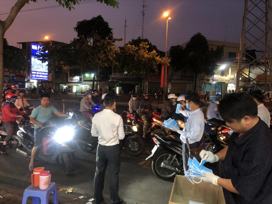 Những chiếc khẩu trang nghĩa tình lúc nửa đêm ở Sài Gòn