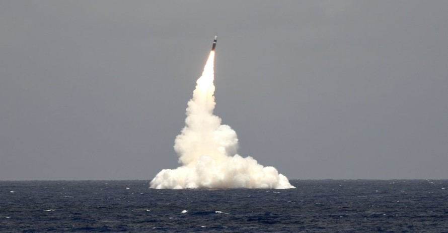 Tàu ngầm USS Rhode Island phóng tên lửa Trident II (không mang đầu đạn hạt nhân) từ ngoài khơi bang Florida ngày 9/5/2019. Ảnh: US Navy