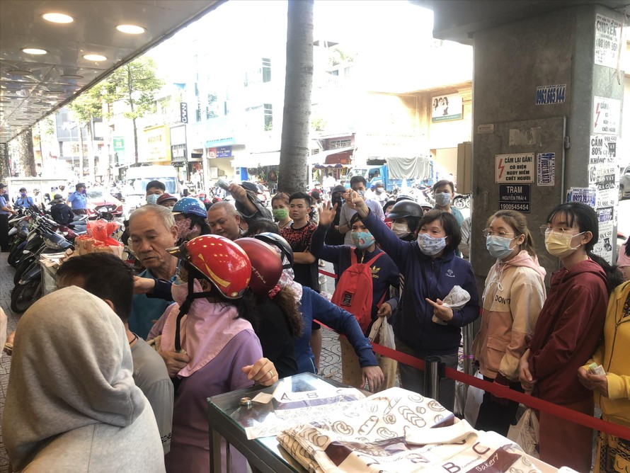 Người dân xếp hàng mua bánh mì thanh long trên đường Nguyễn Trãi (Q.5) trưa 18/2 