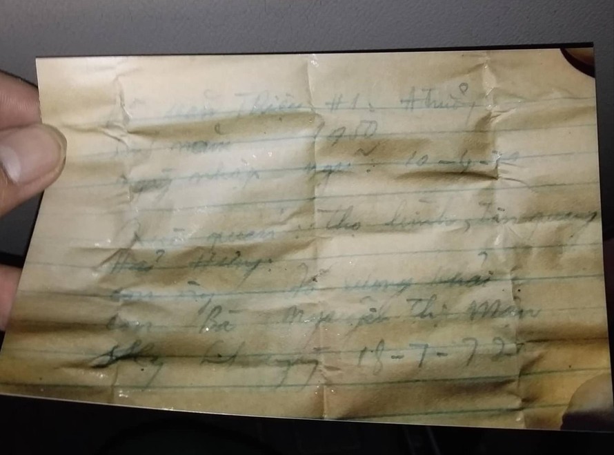 Mảnh giấy đựng trong lọ thủy tinh ghi thông tin về liệt sĩ Đỗ Văn Triệu