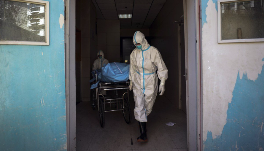 Nhân viên y tế chuyển bệnh nhân tại một bệnh viện ở Vũ HánẢnh: AP