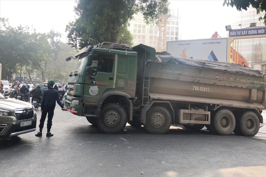 Thay vì “Giấy phép đặc biệt” hơn 100 xe tải tại công trình 43 Hai Bà Trưng đang sử dụng văn bản chấp thuận để qua các chốt Thanh tra, CSGT