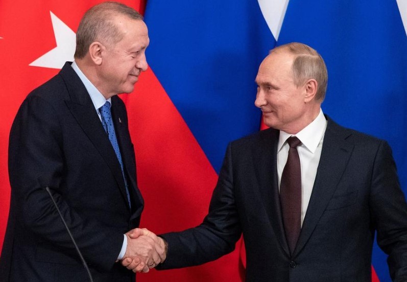 Tổng thống Nga Vladimir Putin (phải) và Tổng thống Thổ Nhĩ Kỳ Tayyip Erdogan bắt tay sau cuộc hội đàm tại Moscow. Anh: REUTERS