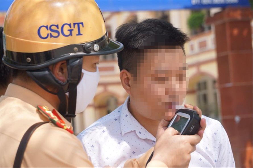 CSGT kiểm tra nồng độ cồn trên đường Xuân La (Tây Hồ, Hà Nội). Ảnh: Nguyễn Hoàn