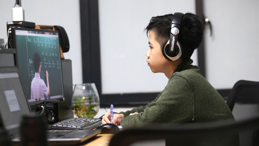 Học sinh Tiểu học và THCS học online được cho là chưa hiệu quả (Trong ảnh: Học sinh Hà Nội học online, ảnh chụp ngày 15/3/2020) ảnh: mạnh thắng