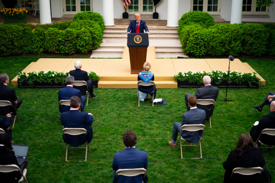 Tổng thống Mỹ Donald Trump trong cuộc họp với nhóm đặc trách COVID-19 tại Nhà Trắng ngày 14/4 Ảnh: NYT