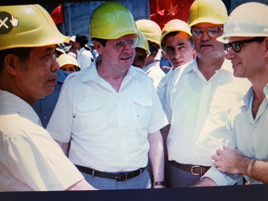 Phó Chủ tịch Hội đồng Bộ trưởng Đỗ Mười (bìa trái) và Tổng công trình sư Bogachenko (thứ 2 phải sang) trên công trình Thủy điện Hòa Bình