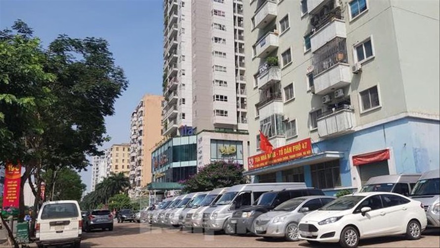 Thiếu bãi đỗ xe ở khu đô thị Trung Hòa - Nhân Chính do quy hoạch tăng mật độ