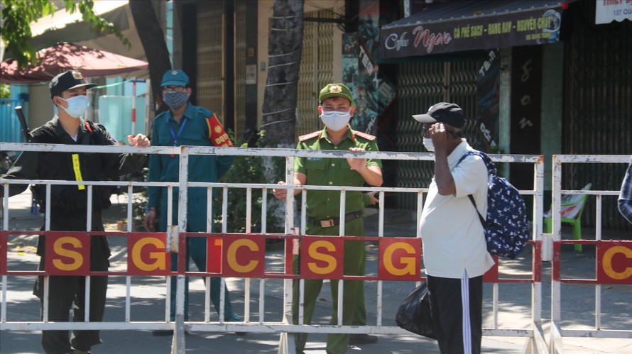Lực lượng chức năng tiến hành phong tỏa 3 bệnh viện Đà Nẵng và các khu vực xung quanh. Ảnh: Nguyễn Thành