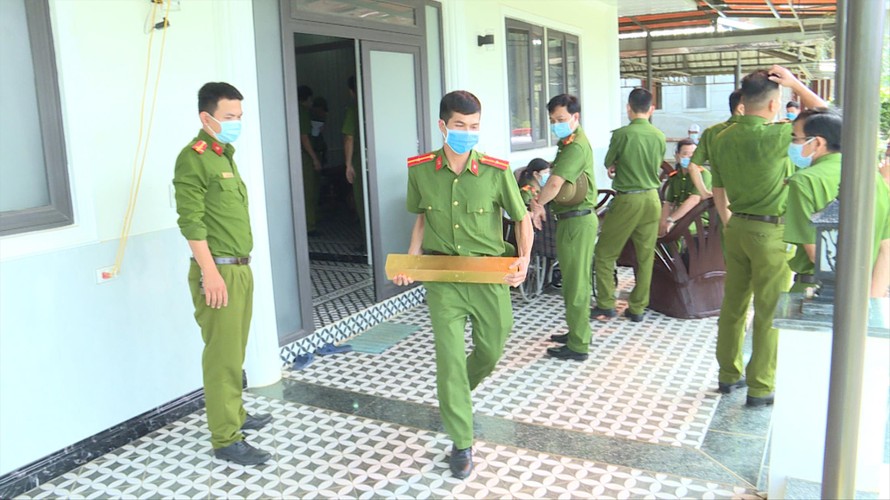 Cảnh sát khám xét hầm chứa 27 tấn vàng giả của Vũ Thị Hòa