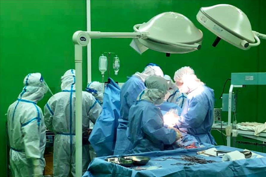 Ca mổ đẻ bắt con cho sản phụ mắc COVID – 19 tại Bệnh viện dã chiến Hòa Vang. Ảnh: NVCC 