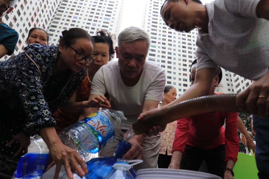 Người dân chung cư HH Linh Đàm, Hoàng Mai, Hà Nội, chờ lấy nước sạch vào ngày 17/10/2019 sau vụ nguồn nước sông Đà bị ô nhiễm. Ảnh: Như Ý 