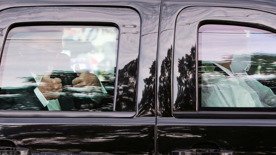 Ông Trump đã lên xe hộ tống ra bên ngoài nơi điều trị để chào mừng người ủng hộ