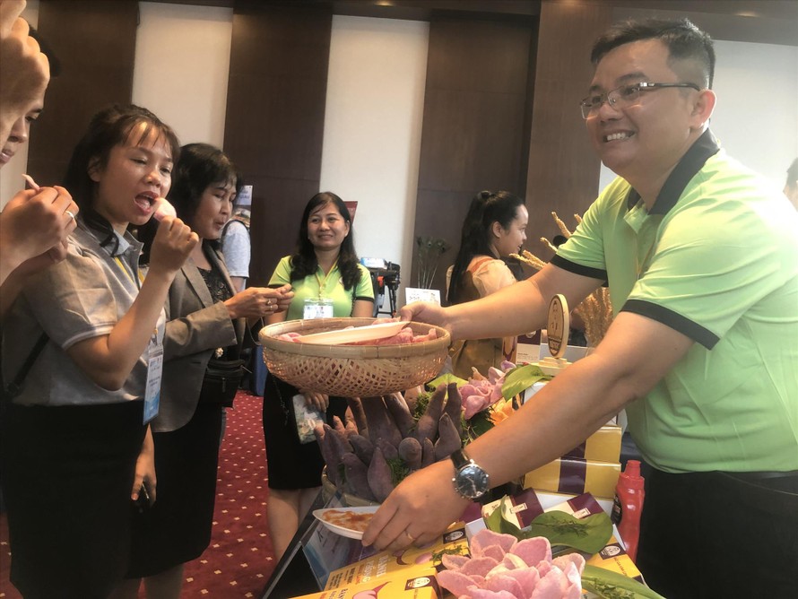 Anh Nguyễn Thanh Việt và sản phẩm bánh phồng khoai lang được lòng du khách