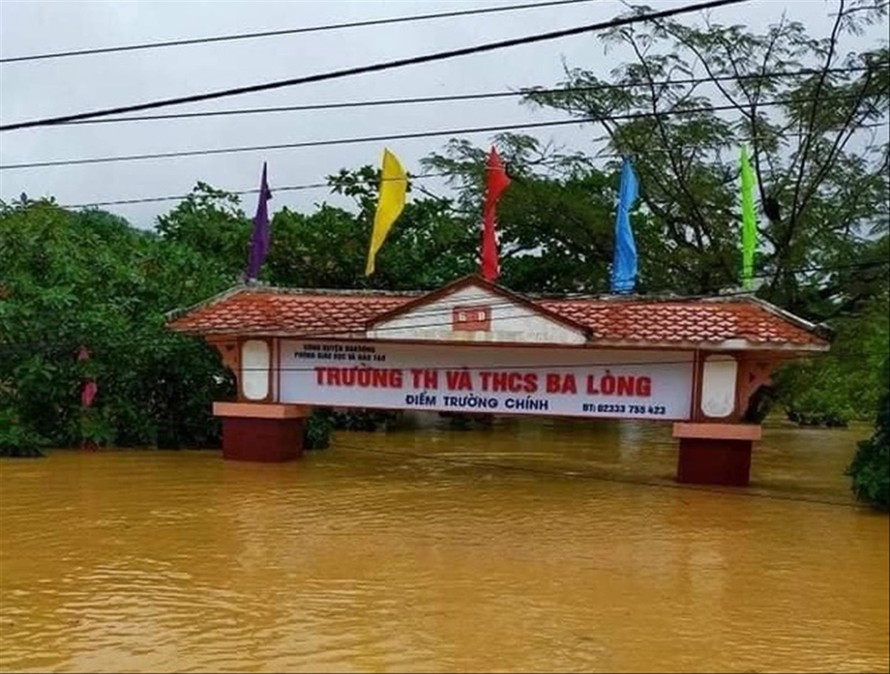 Nước ngập cổng trường ở Quảng Trị 