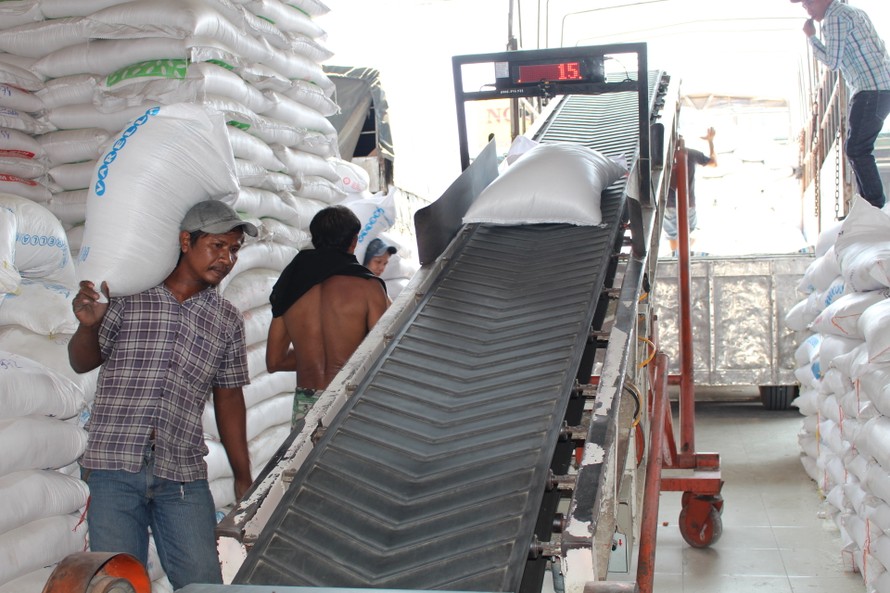 Đóng gói xuất khẩu gạo tại đồng bằng sông Cửu Long. Ảnh: Cảnh Kỳ