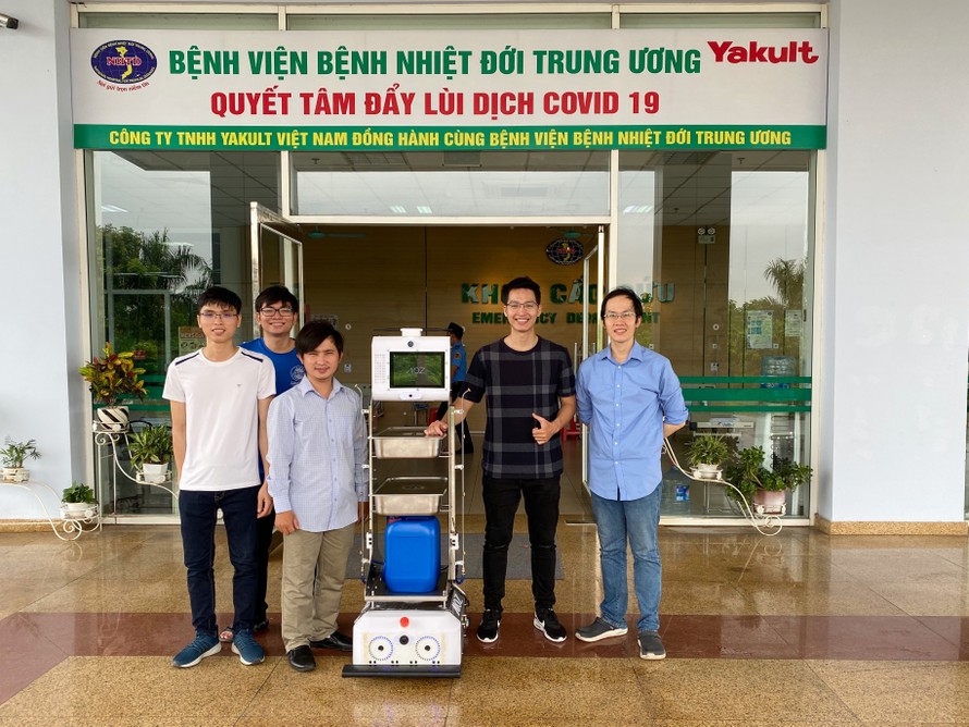 Nhóm tác giả và robot BeetleBot-H triển khai tại Bệnh viện Bệnh Nhiệt đới Trung ương Hà Nội 