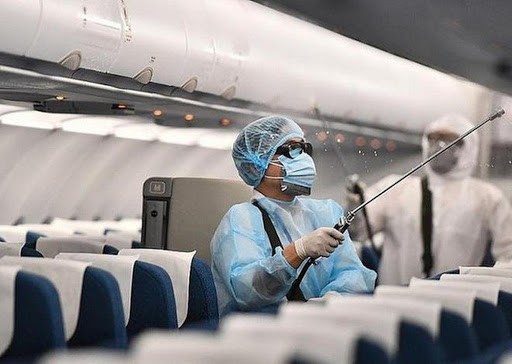 Công tác khử khuẩn trên một chuyến bay giải cứu công dân Việt Nam từ nước ngoài về nước. Ảnh minh họa