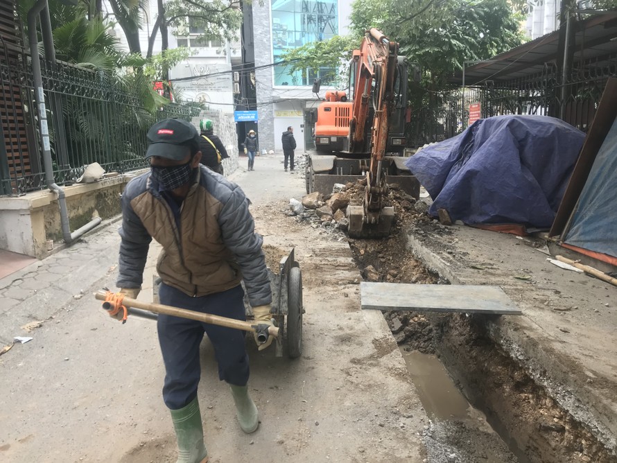Đào đường làm lại hệ thống thoát nước ở Hà Nội không được quây che, phát thải bụiẢnh: P.V