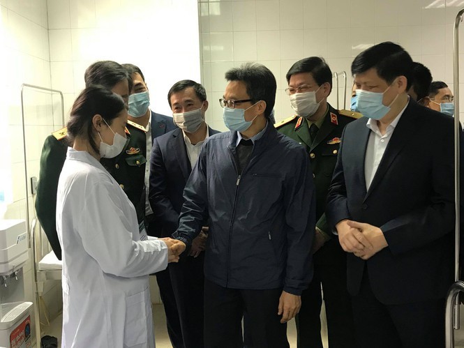 Phó Thủ tướng Vũ Đức Đam thăm người tình nguyện tiêm vắc-xin ngừa COVID-19 Ảnh: Thái Hà