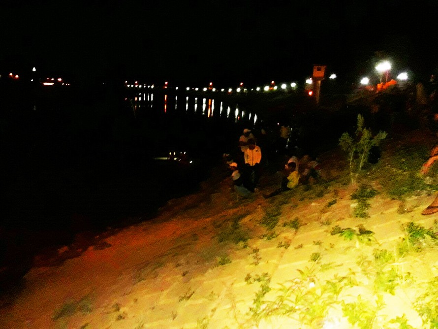 Nhiều người chờ xem lực lượng chức năng tìm, vớt thi thể nạn nhân trên sông Đắk Bla