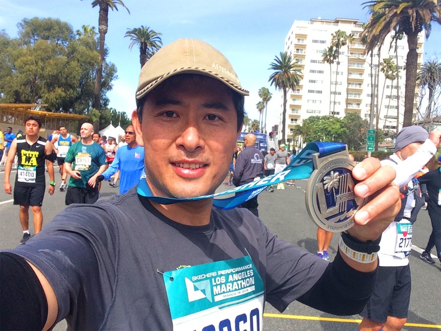Anh Phạm Quang Tú với huy chương hoàn thành cự ly Marathon Los Angeles